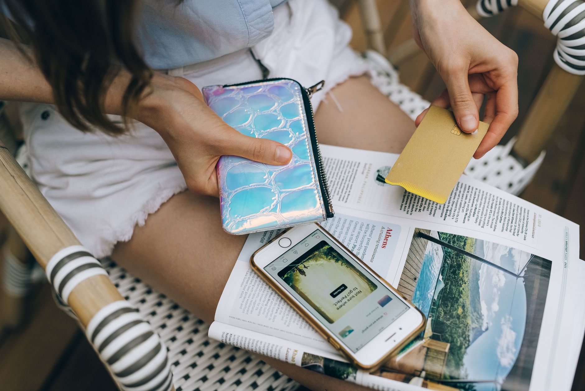 Turista organizando finanças e passaporte em viagem
